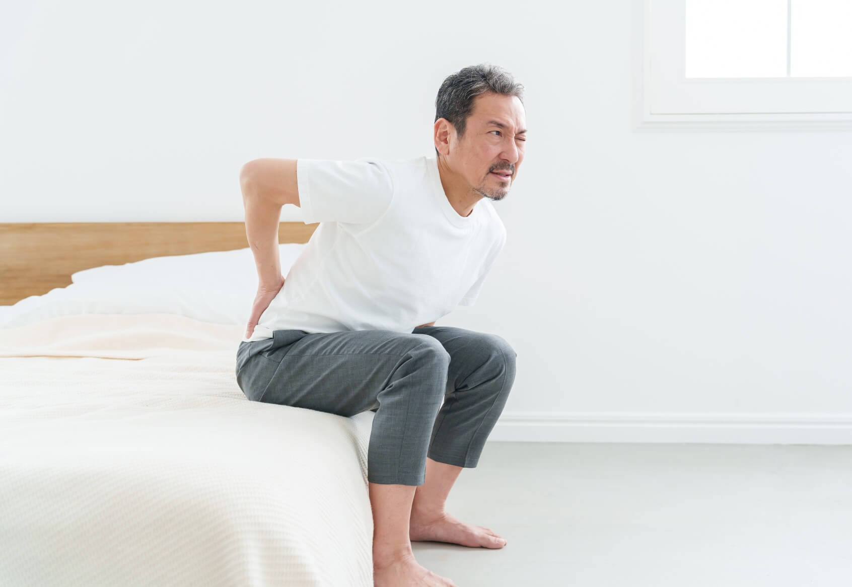 腰痛で痛みを感じる男性